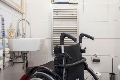 Bild: Rollstuhlgerechte Einbauten im umgebauten Badezimmer